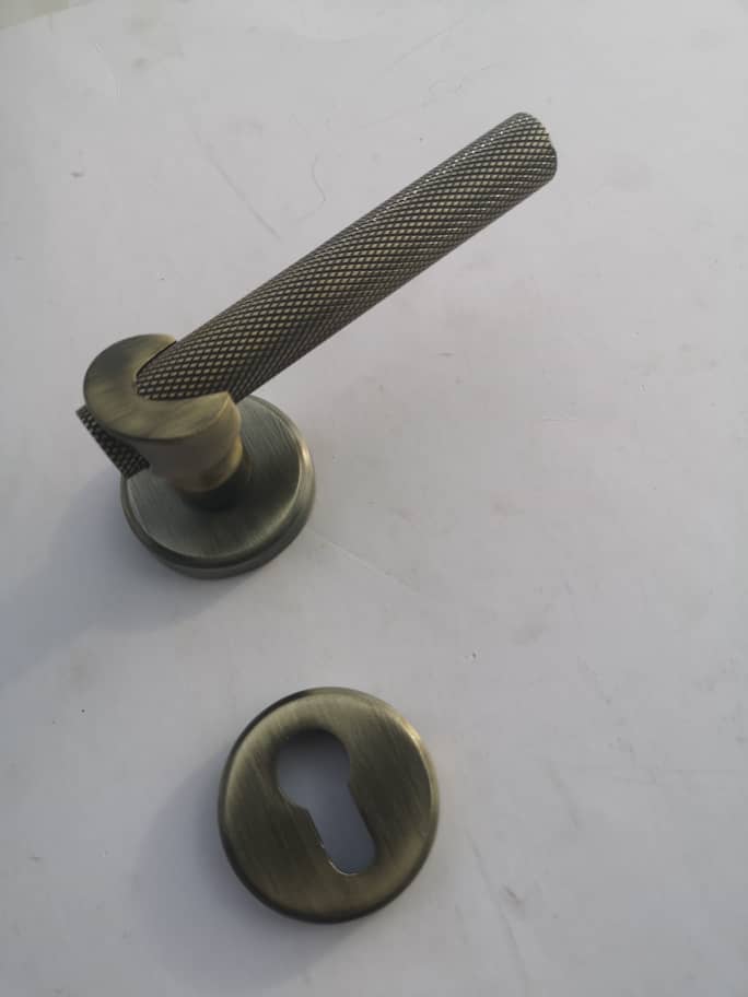 POIGNÉE  ROSACE FINITION SATINE ANTIK