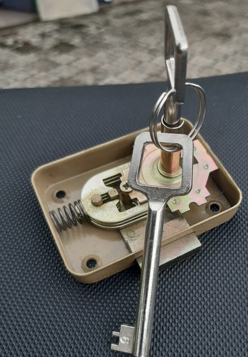 SERRURE MEUBLE AMIG A TIGE